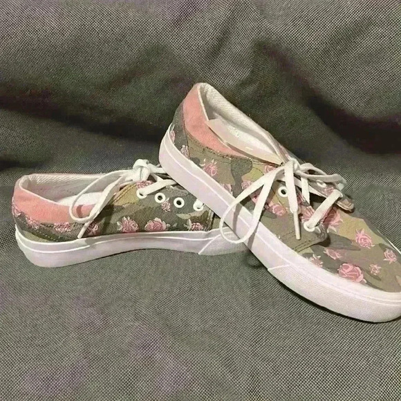 DC girls  camo shoes size 4.5 - Picture 1 of 3